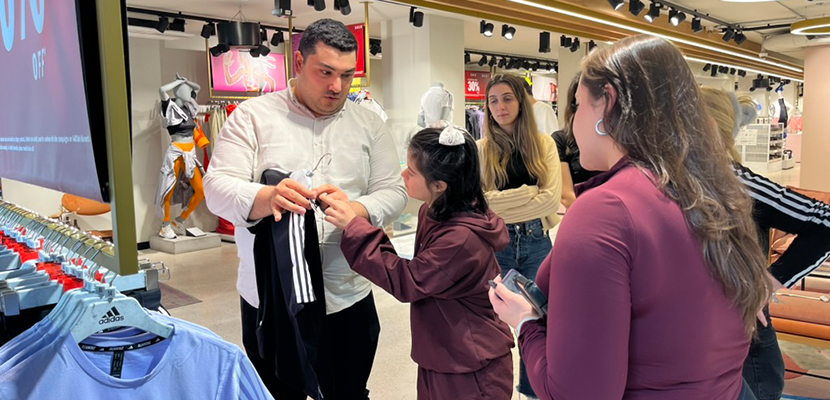 Resim: Engelsizkariyer.com Adidas iş birliği ile düzenlenen +1 Yetenek Destekli İstihdam Programında Engelli İş Koçu Adayları ile down sendromu adayların mağazada ilk uygulama atölyesi fotoğrafı. 