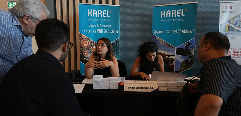 Betimleme: The Ankara Otel Balo Salonu'nda Karel firması mülakat masasında 2 İK'cı 2 aday ile ayrı ayrı yüz yüze mülakatlar yapıyor.