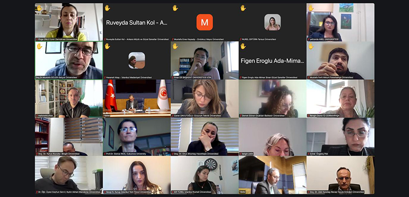 Betimleme: Çevrimiçi toplantı ekranında tüm katılımcıların yer aldığı küçük çerçeve içinde toplu ekran görüntüsü.
