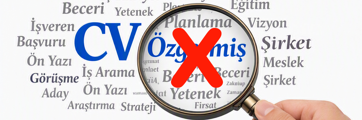 Bir el büyüteç tutarak “Özgeçmiş” kelimesine odaklanıyor; büyüteç altında kelime net biçimde görülüyor ve üzerinde kırmızı bir “X” işareti yer alıyor. Çevresinde “CV”, “İşveren”, “Başvuru”, “Yetenek”, “Eğitim” gibi kelimeler gri tonlarda dağılmış. Görsel, bir özgeçmişin reddedilmesini simgeliyor.